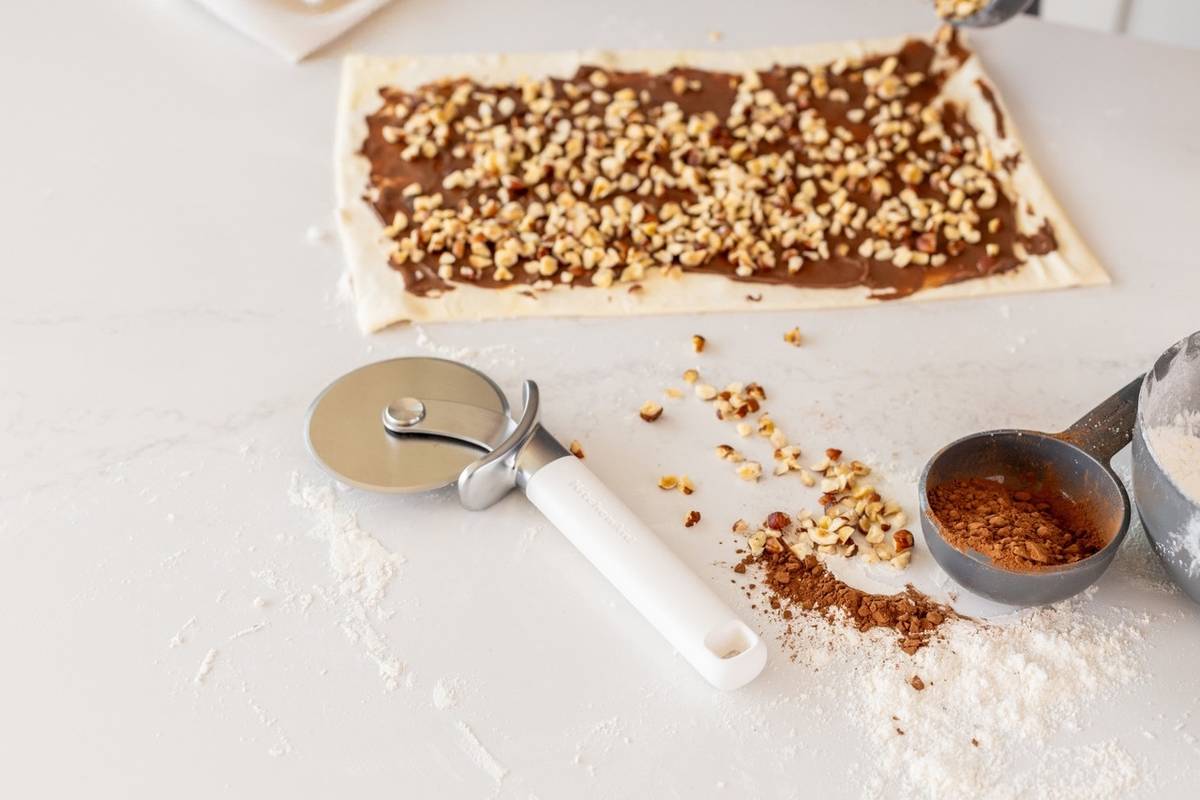 KitchenAid Kráječ na pizzu, 23.5 cm, porcelain white