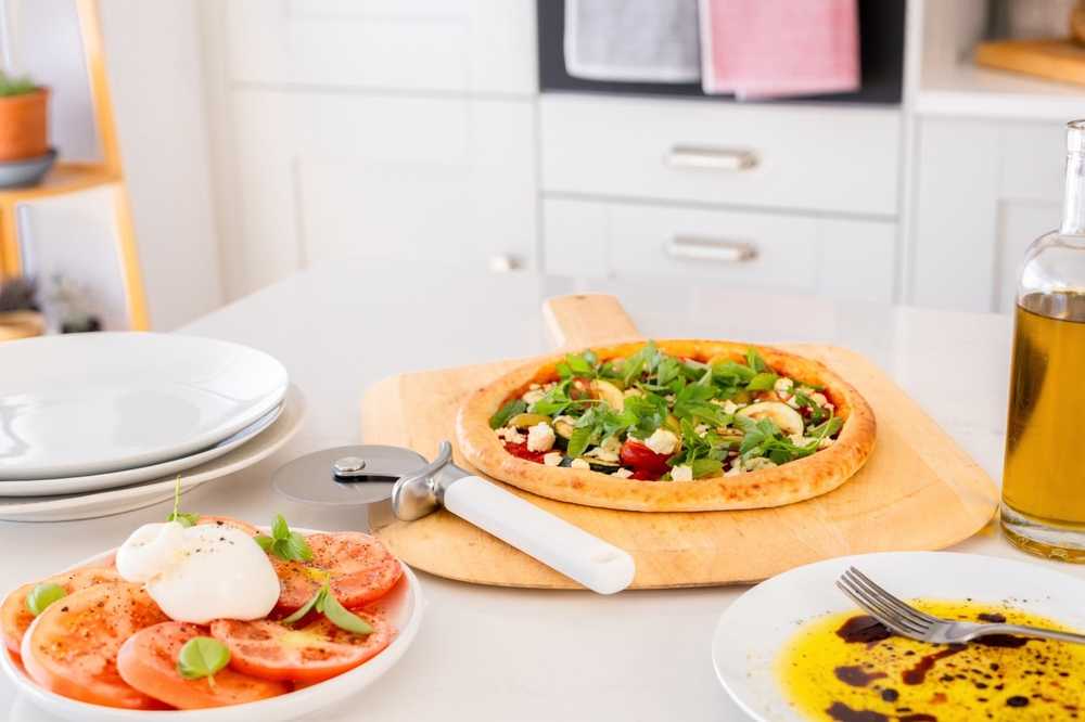 KitchenAid Kráječ na pizzu, 23.5 cm, porcelain white