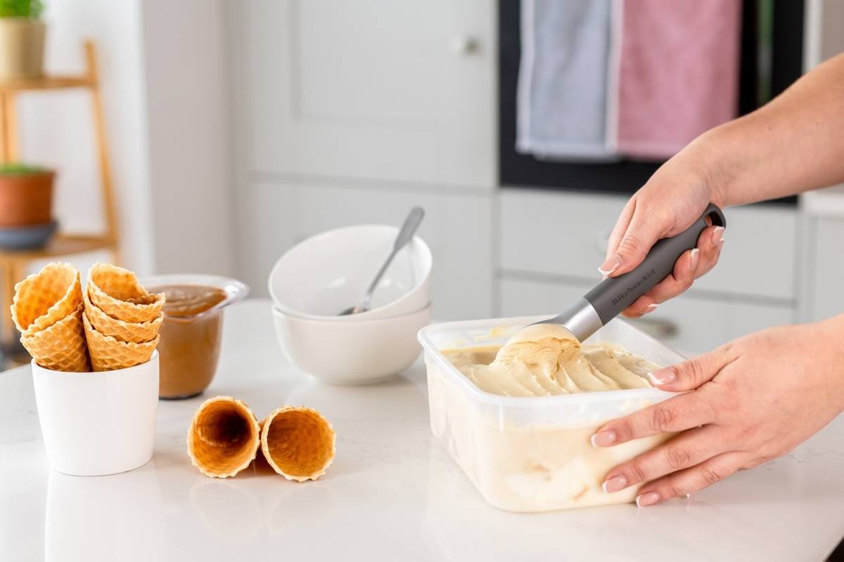 KitchenAid Lžíce na zmrzlinu, 21 cm, charcoal grey