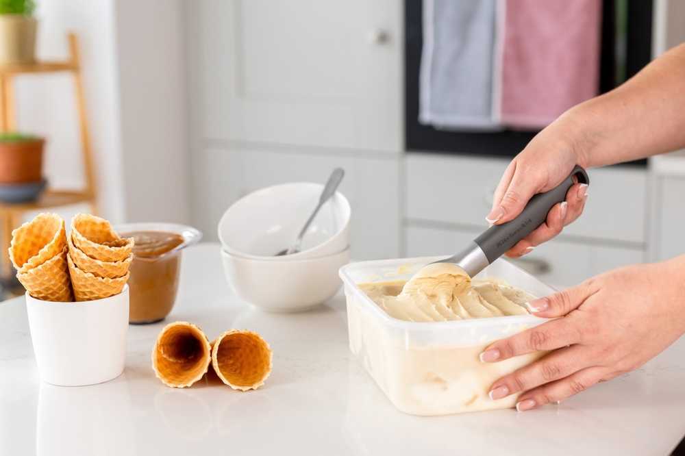 KitchenAid Lžíce na zmrzlinu, 21 cm, charcoal grey