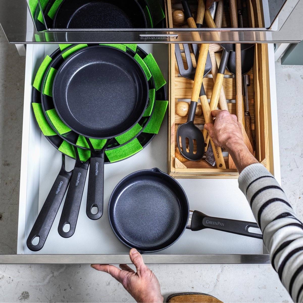 GreenPan Smart Pánev na soté s poklicí, 28 cm, černá