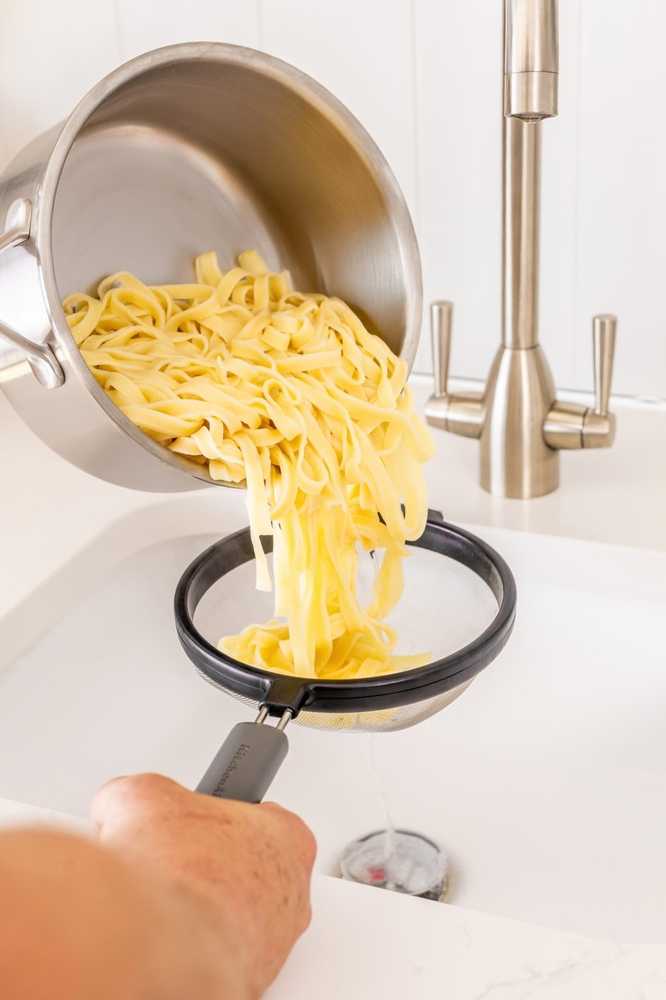 KitchenAid Cedník, 17 cm, charcoal grey