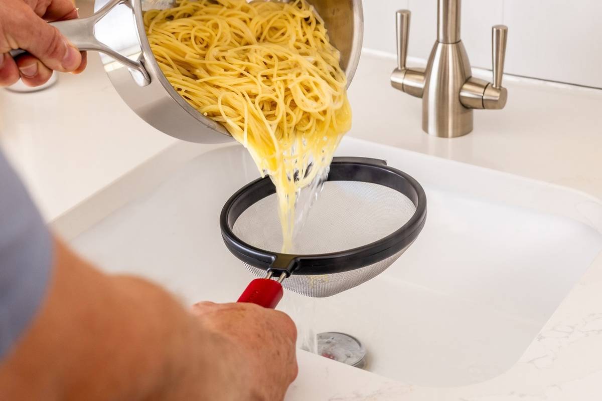 KitchenAid Cedník, 17 cm, empire red