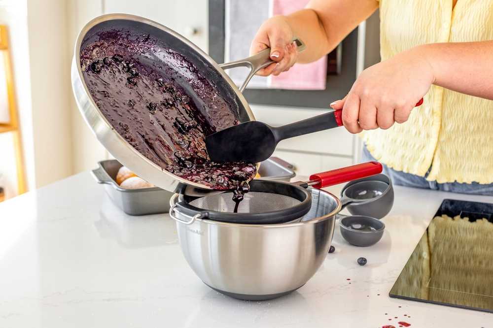 KitchenAid Cedník, 17 cm, empire red