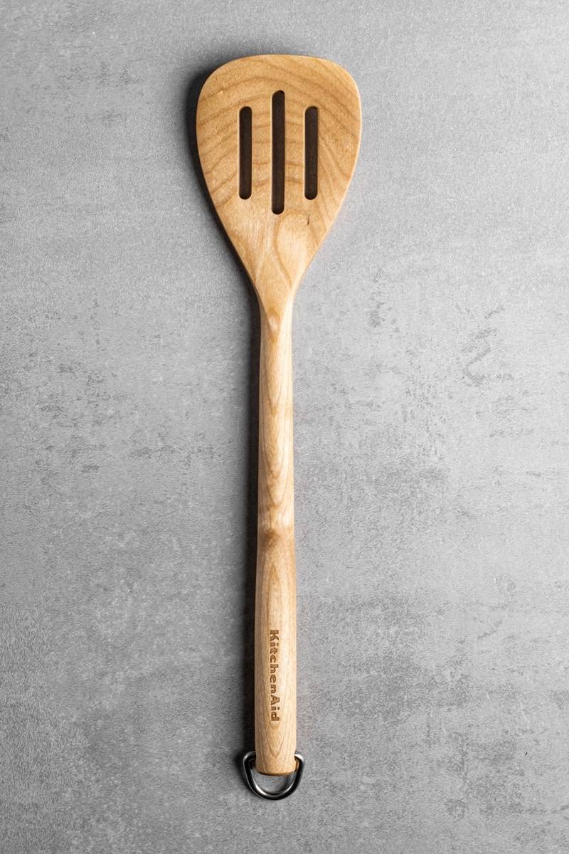 KitchenAid Dřevěná obracečka s drážkami, bříza