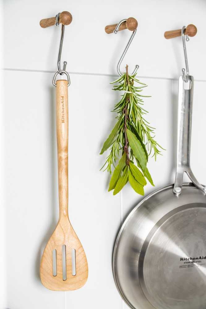 KitchenAid Dřevěná obracečka s drážkami, bříza