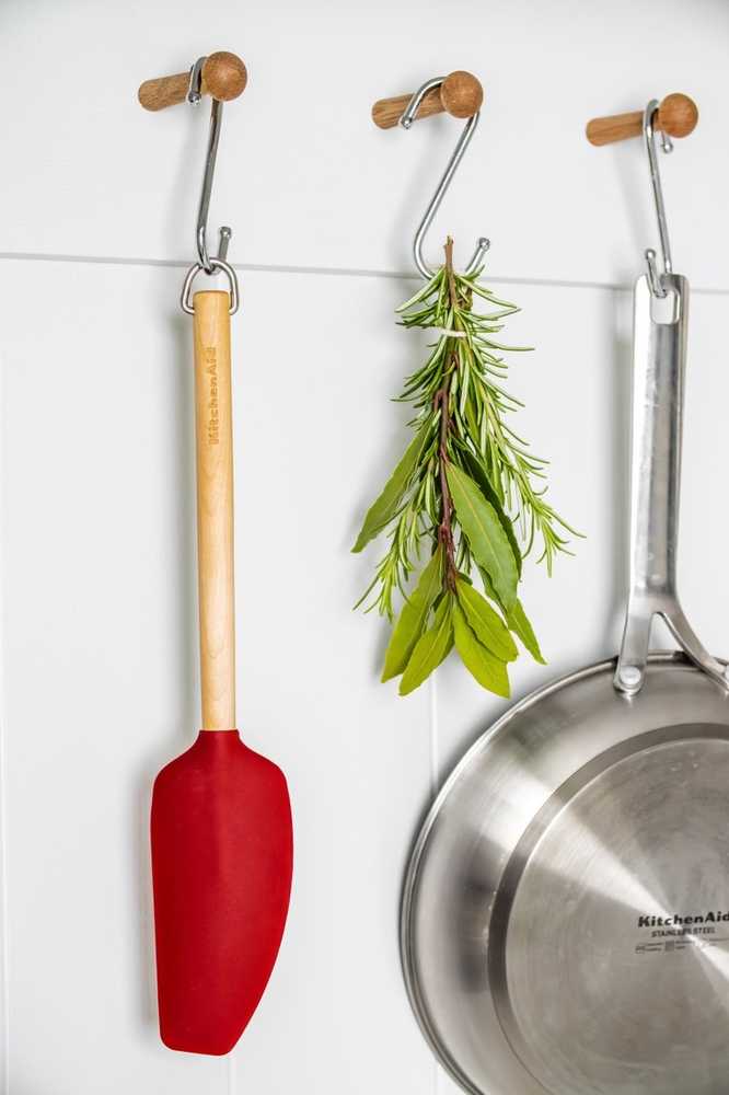 KitchenAid Dřevěná stěrka se silikonovou hlavou, empire red