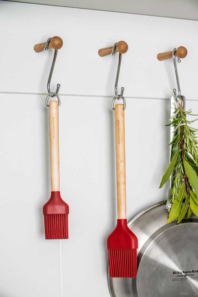 KitchenAid Dřevěná mašlovačka se silikonovou hlavou, empire red