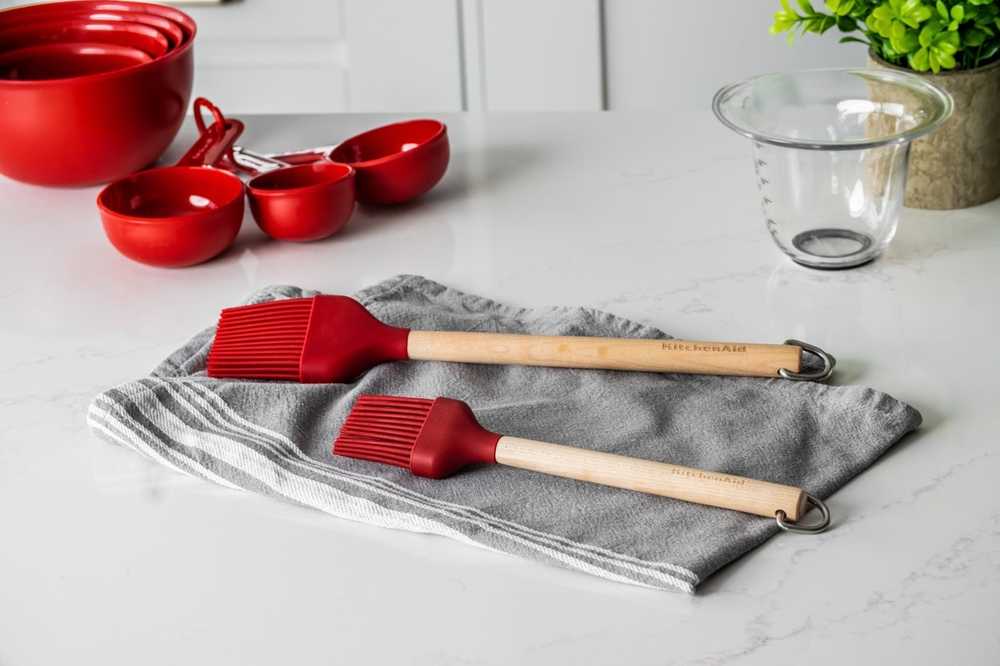 KitchenAid Dřevěná mašlovačka se silikonovou hlavou, empire red
