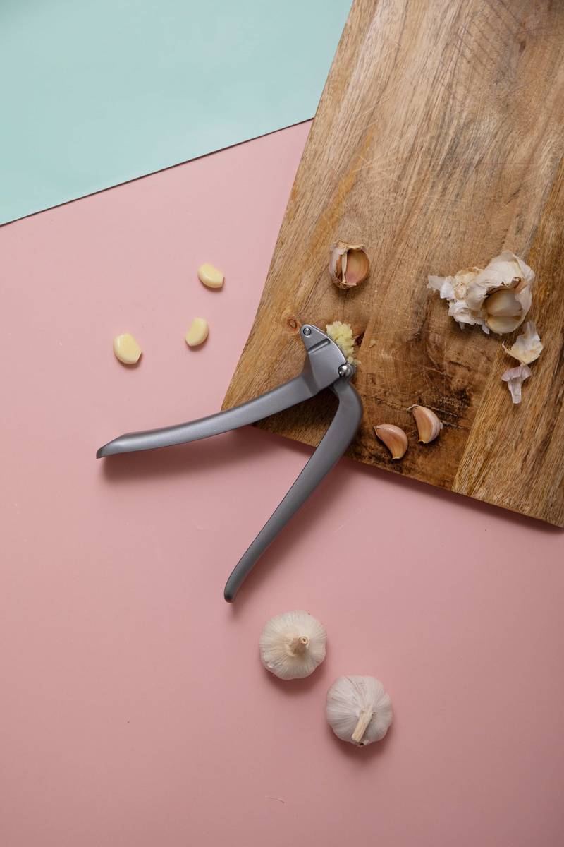 KitchenCraft Lis na česnek s plným otevíráním