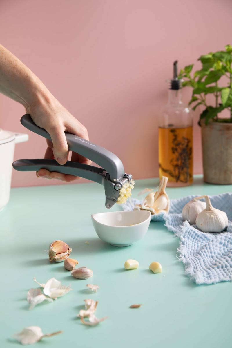 KitchenCraft Lis na česnek s plným otevíráním