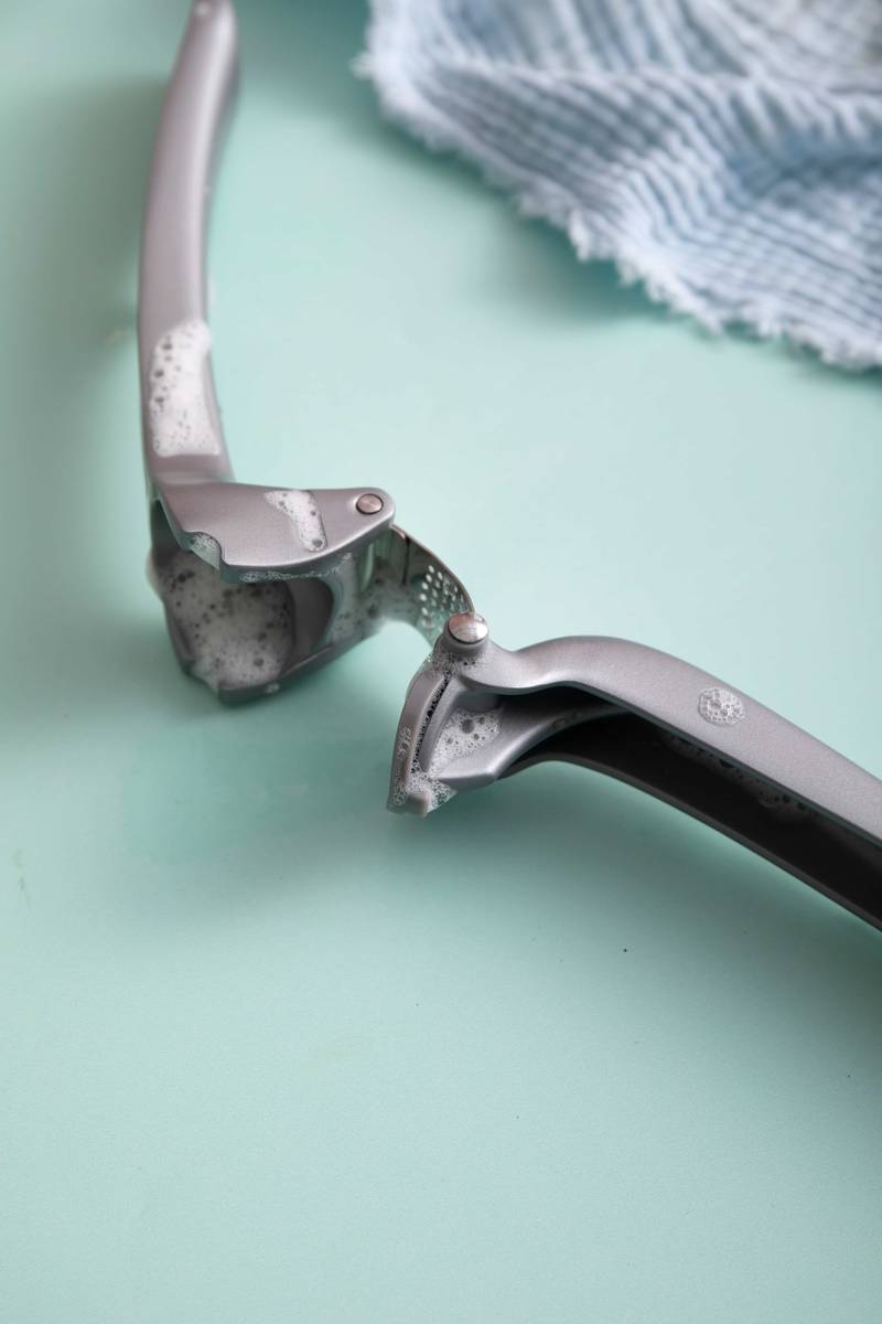 KitchenCraft Lis na česnek s plným otevíráním