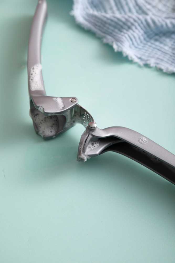 KitchenCraft Lis na česnek s plným otevíráním