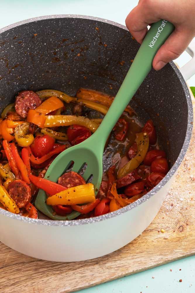 KitchenCraft Silikonová lžíce s otvory a stěrkou, 27 cm