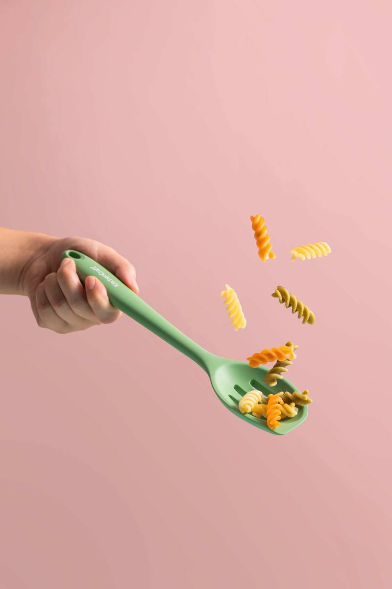 KitchenCraft Silikonová lžíce s otvory a stěrkou, 27 cm