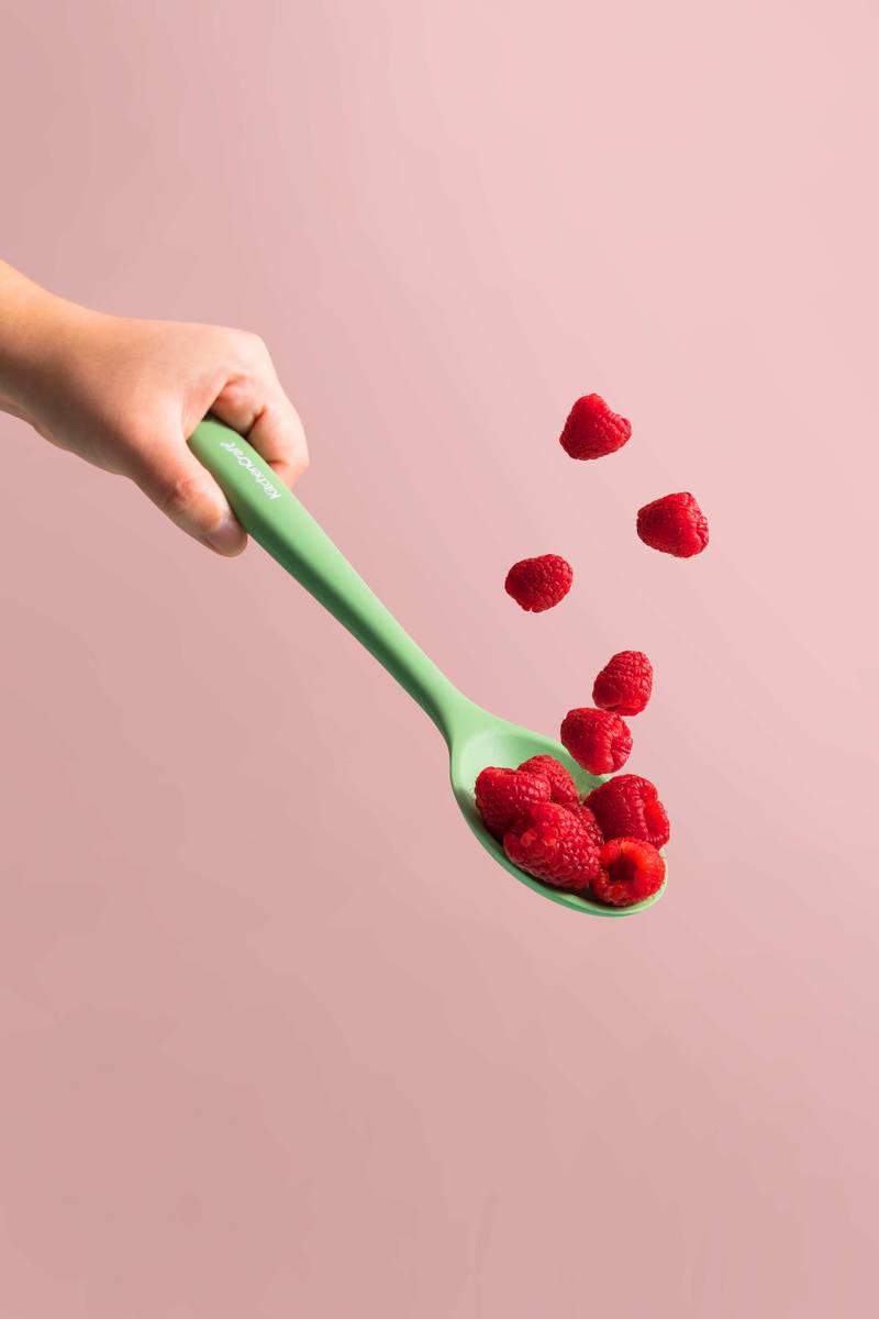 KitchenCraft Silikonová lžíce s otvory, 27 cm