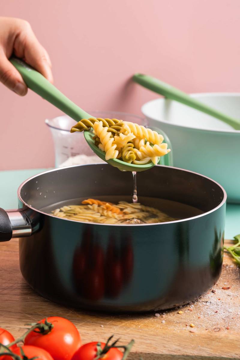 KitchenCraft Silikonová lžíce s otvory, 27 cm