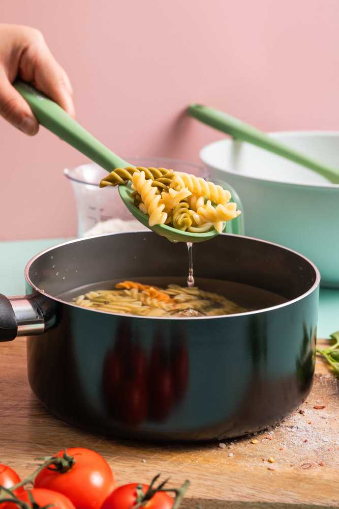 KitchenCraft Silikonová lžíce s otvory, 27 cm