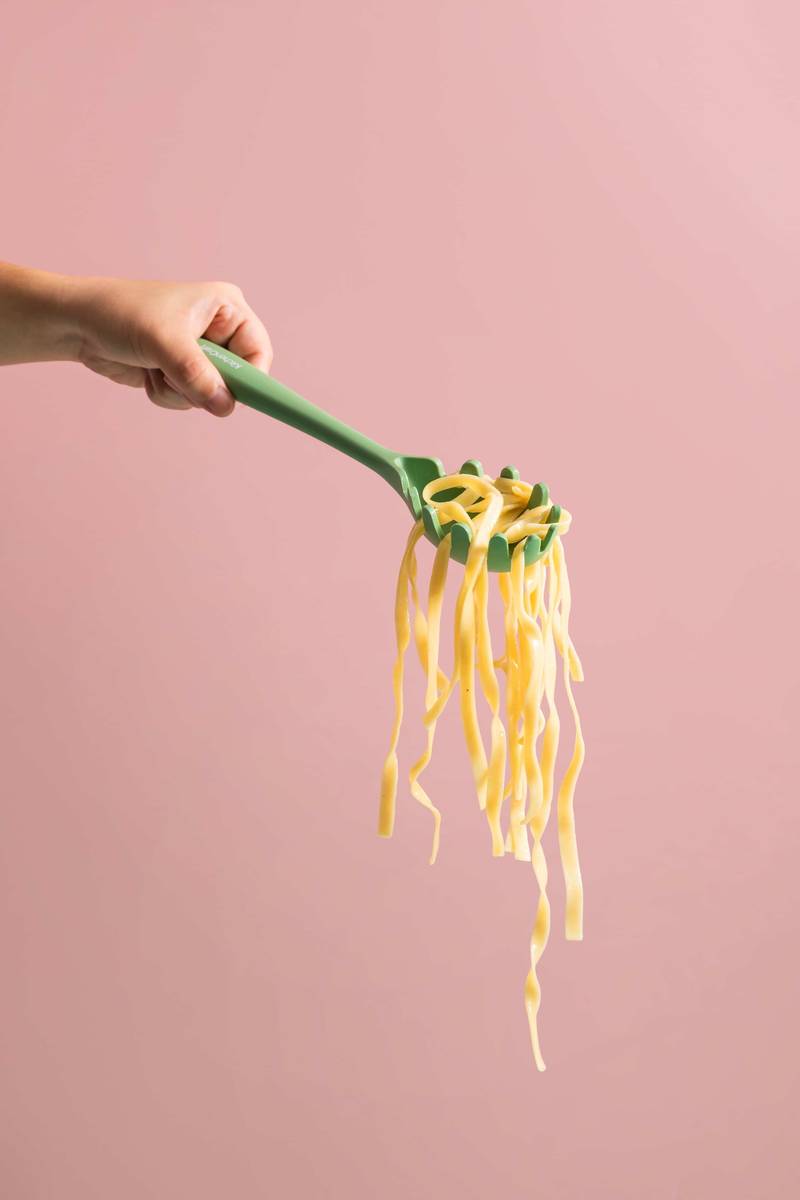 KitchenCraft Silikonová naběračka na těstoviny, 29 cm