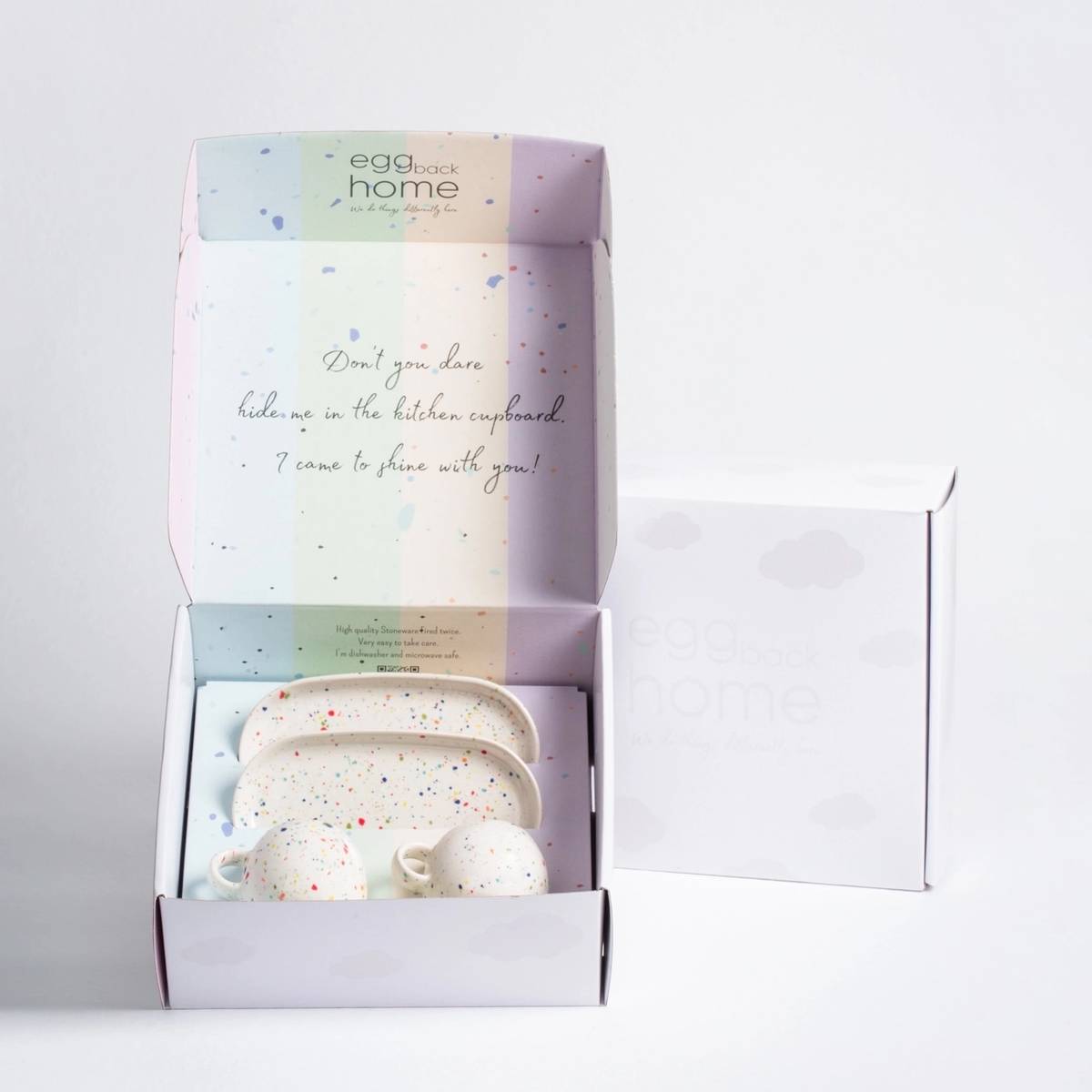 Egg Back Home New Party Sada kameninových hrnků a mini podnosů, 4 ks, bílá