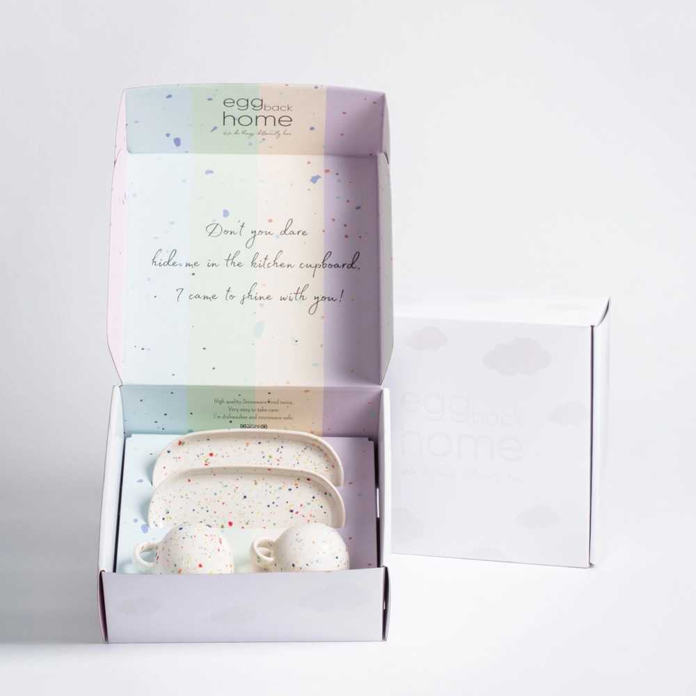 Egg Back Home New Party Sada kameninových hrnků a mini podnosů, 4 ks, bílá