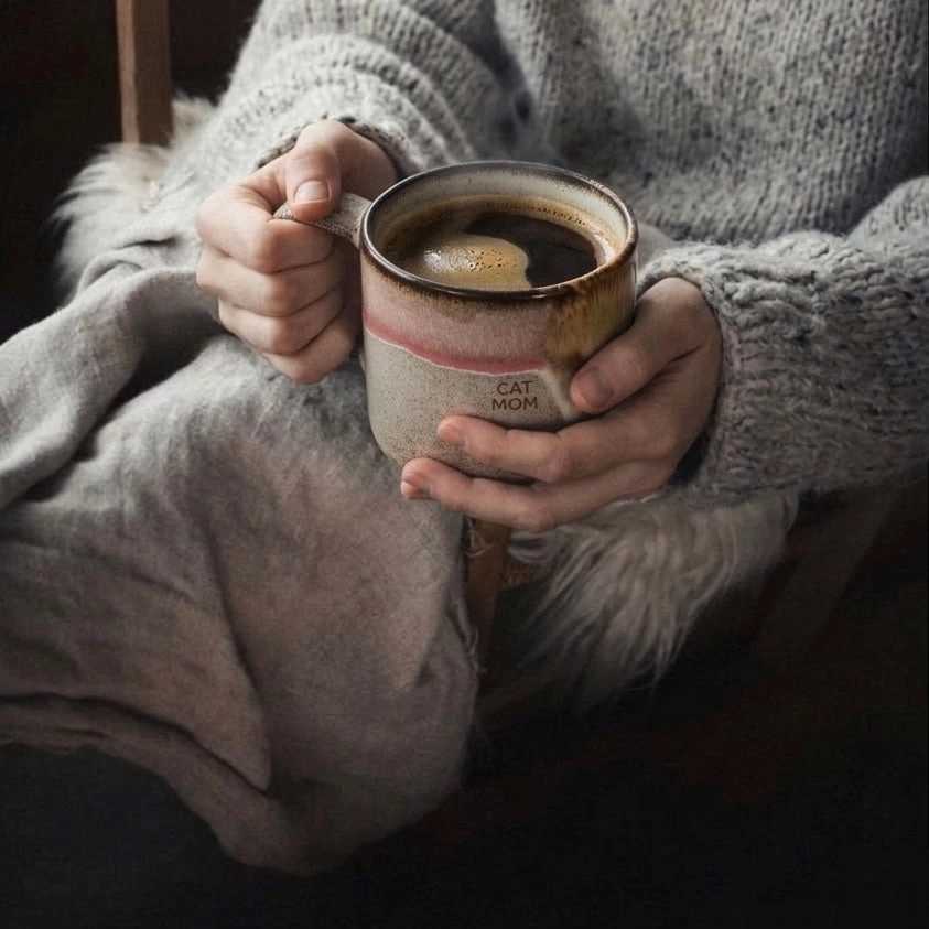 Egg Back Home Melting Ice Cream Kameninový hrnek Cat Mom, 360 ml