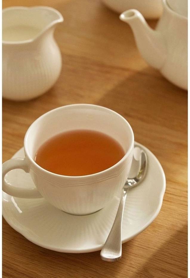 Maxwell & Williams White Basics Rococo Hrnek, 390 ml